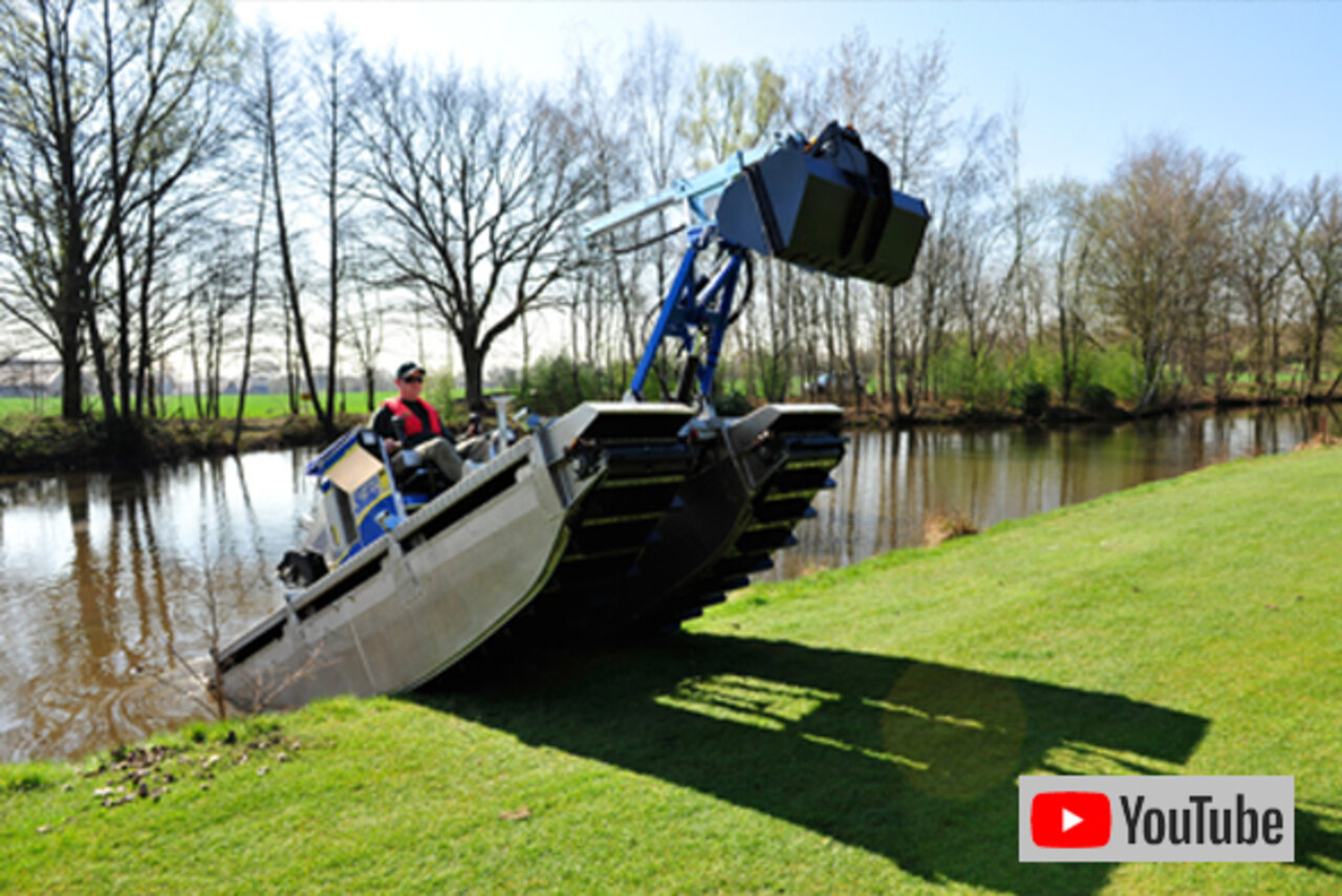 Truxor verlässt Teich über die Uferböschung