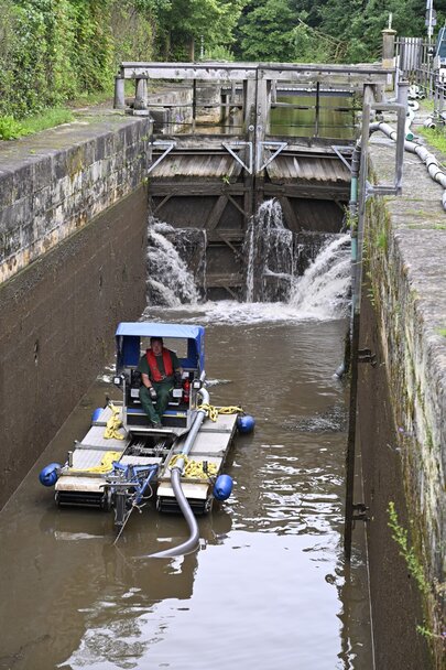 Truxor in der Bamberger Schleuse 100 Amphibienfahrzeug Truxor in der Bamberger Schleuse 100